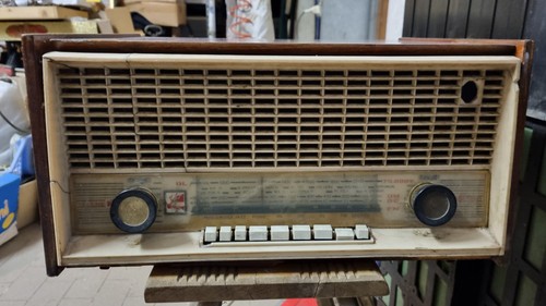 Antica radio valvole con - a,